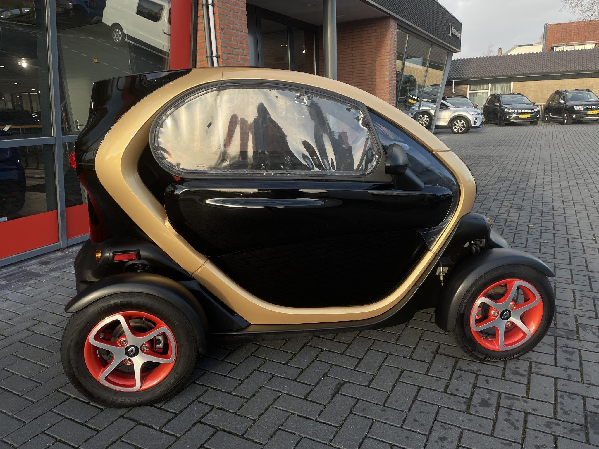 Renault Twizy (KOOP ACCU) l 80 km/u l 2 ZITPLAATSEN, Boeingavenue 245
1119 PD  Schiphol-Rijk, NL, Renault Nederland N.V., Info@renault.nl