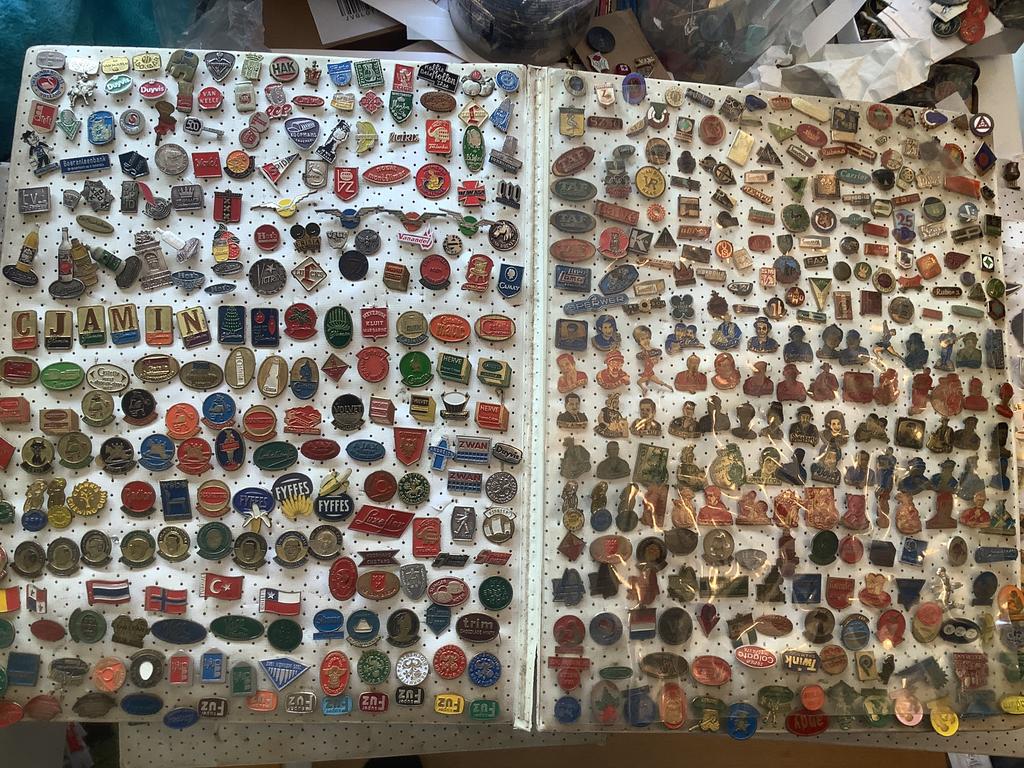 Album met meer dan 400 metalen speldjes, Verzamelen, Speldjes, Pins en Buttons, Ophalen of Verzenden, Gebruikt, Overige onderwerpen