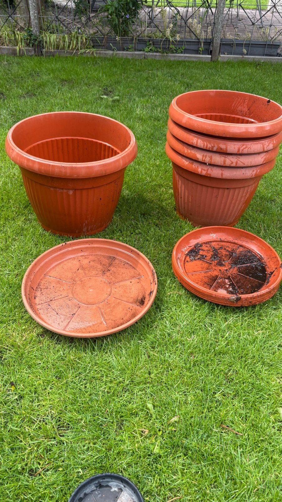 terracotta bloempotten met waterschotels, 25 tot 40 cm, Rond, Ophalen of Verzenden, Zo goed als nieuw
