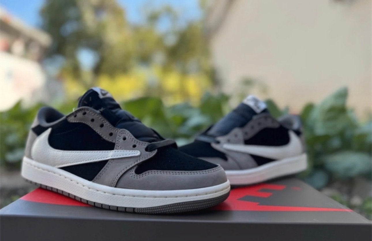 Travis Scott x Air Jordan 1 Low OG "Black Phantom" - Maat 44, Ophalen of Verzenden, Nieuw, Zwart, Sneakers of Gympen