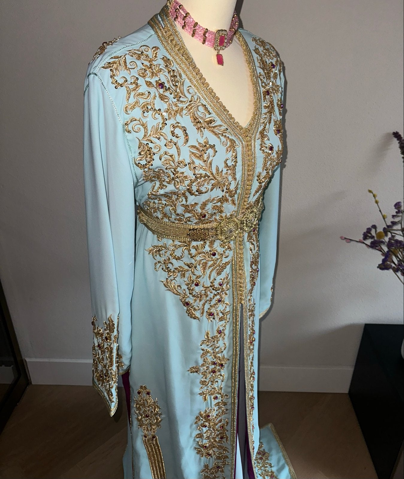 Prachtige lichtblauwe Marokkaanse Kaftan met goud borduurwer, Overige typen, Blauw, Zo goed als nieuw, Ophalen