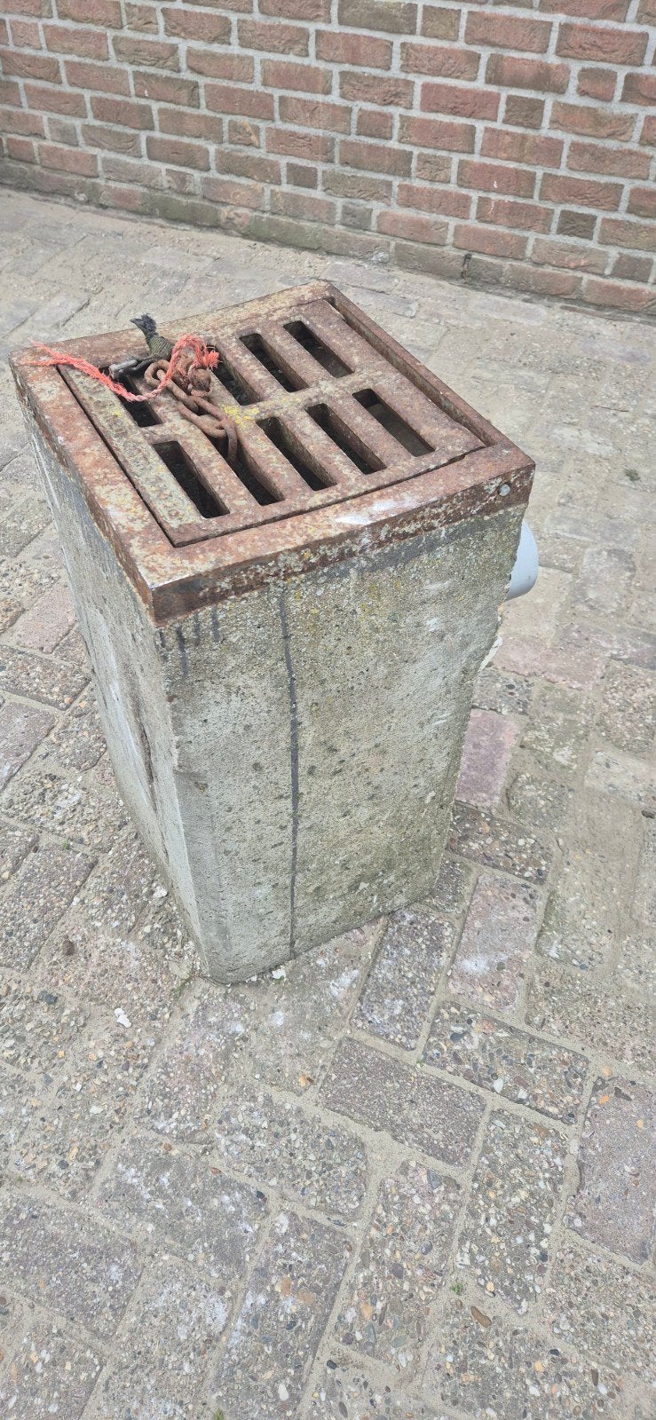 Betonnen put met rooster - Straatkolk, Ophalen, Gebruikt, Minder dan 2 meter, 40 tot 60 mm
