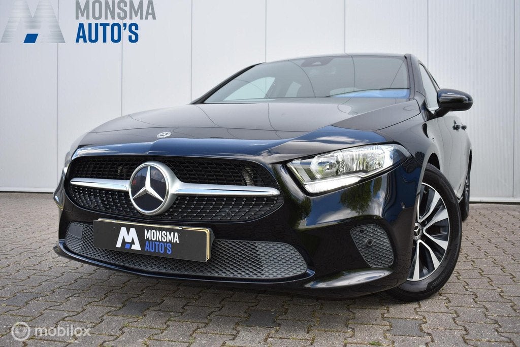 Mercedes-Benz A180d AUT. Launch Edition Cosmosschwarz CarPla, Gebruikt, 4 cilinders, Zwart, Origineel Nederlands
