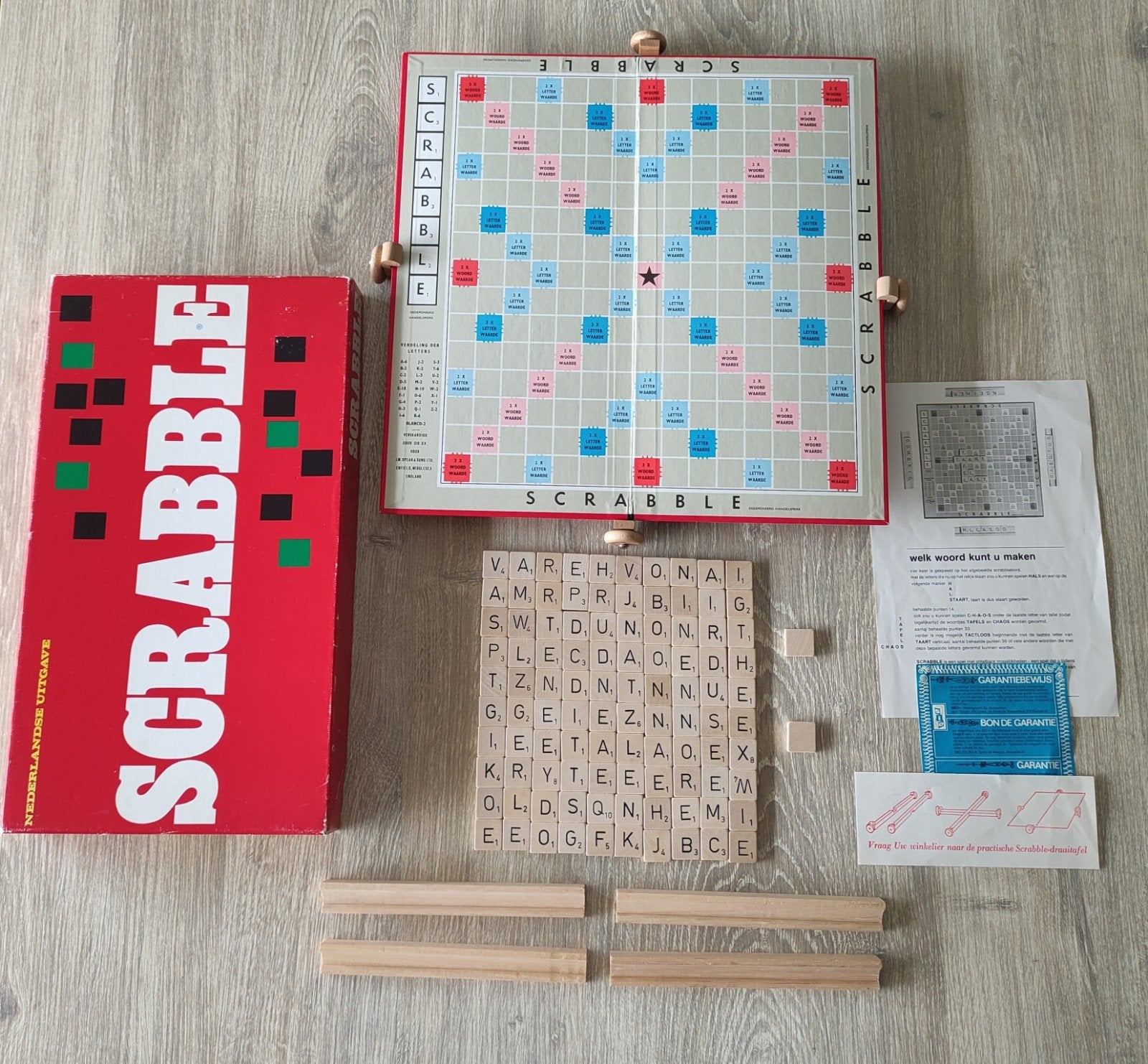 SCRABBLE met DRAAITAFEL HOUTEN EDITIE, Hobby en Vrije tijd, Scrapbooking, Ophalen of Verzenden, Zo goed als nieuw