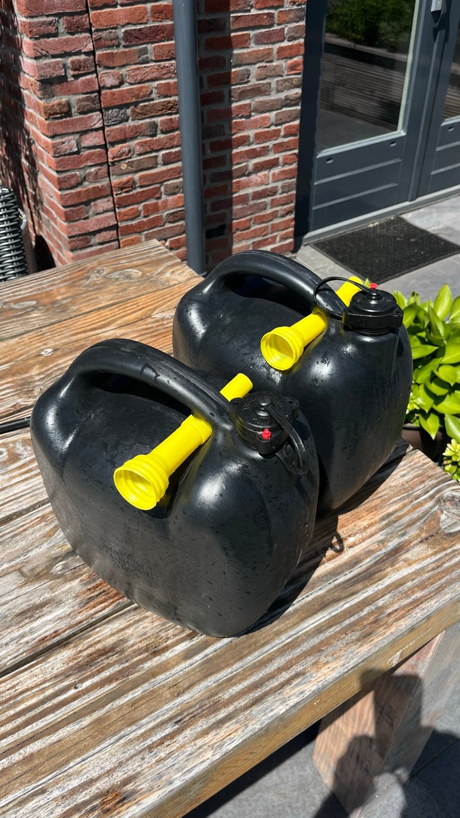 2x Zo goed als nieuwe jerrycans 5 liter met schenktuit, Ophalen of Verzenden