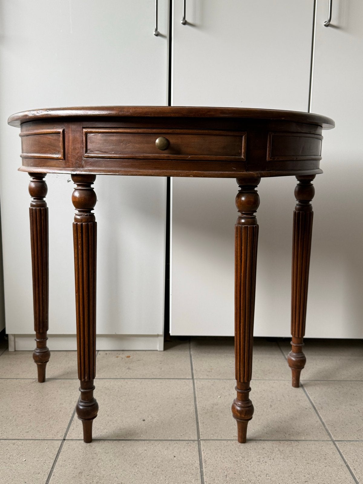 Halfronde haltafel van massief hout, Ophalen