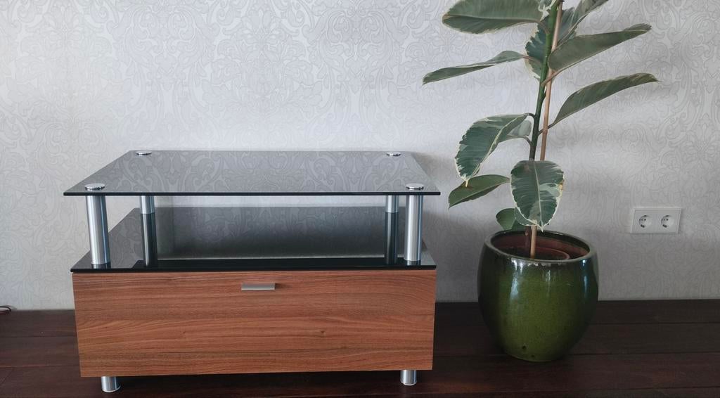 Amerikaanse noten kleur tv/stereo meubel. B 80 L 52 H48.5, Ophalen