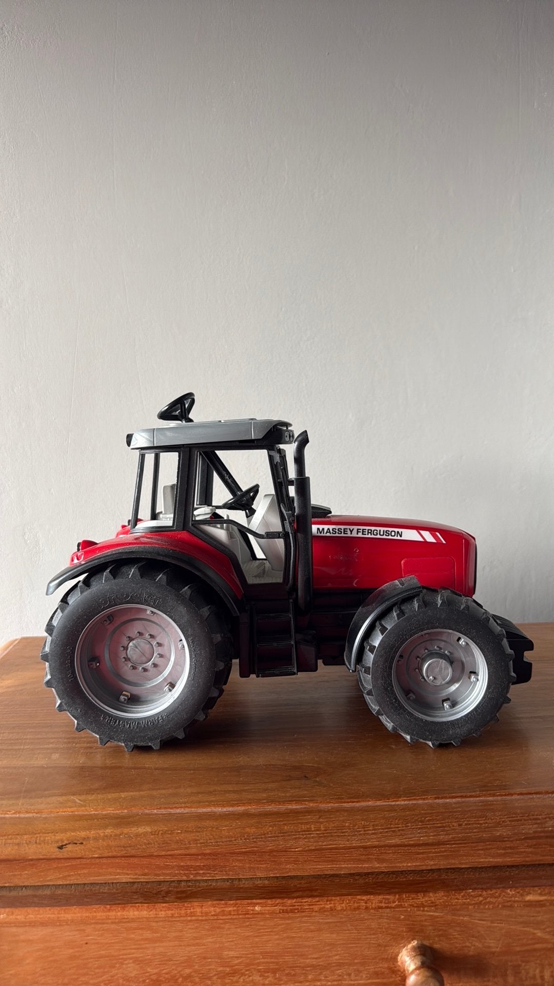 Bruder Massey Ferguson 7624 speelgoedtrekker, Hobby en Vrije tijd, Ophalen of Verzenden, Zo goed als nieuw, Tractor of Landbouw