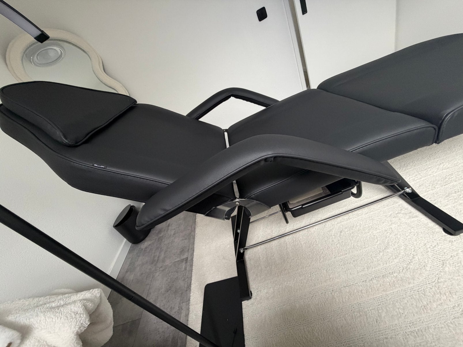 Behandelstoel incl werklamp, Ophalen, Zo goed als nieuw, Massagetafel