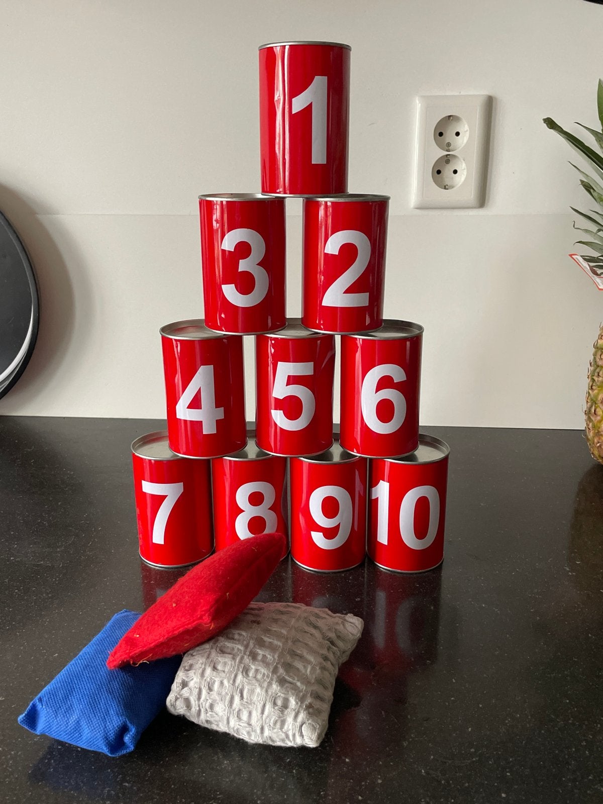 Blikgooien Spel met 10 blikken en 3 zakjes, Ophalen of Verzenden, Gebruikt, Jongen of Meisje
