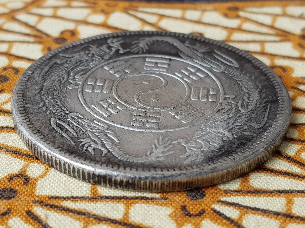 Mooie oude Chinese Yin Yang penning van zilverbrons 4,4 cm., Zilver, China, Ophalen of Verzenden, Brons
