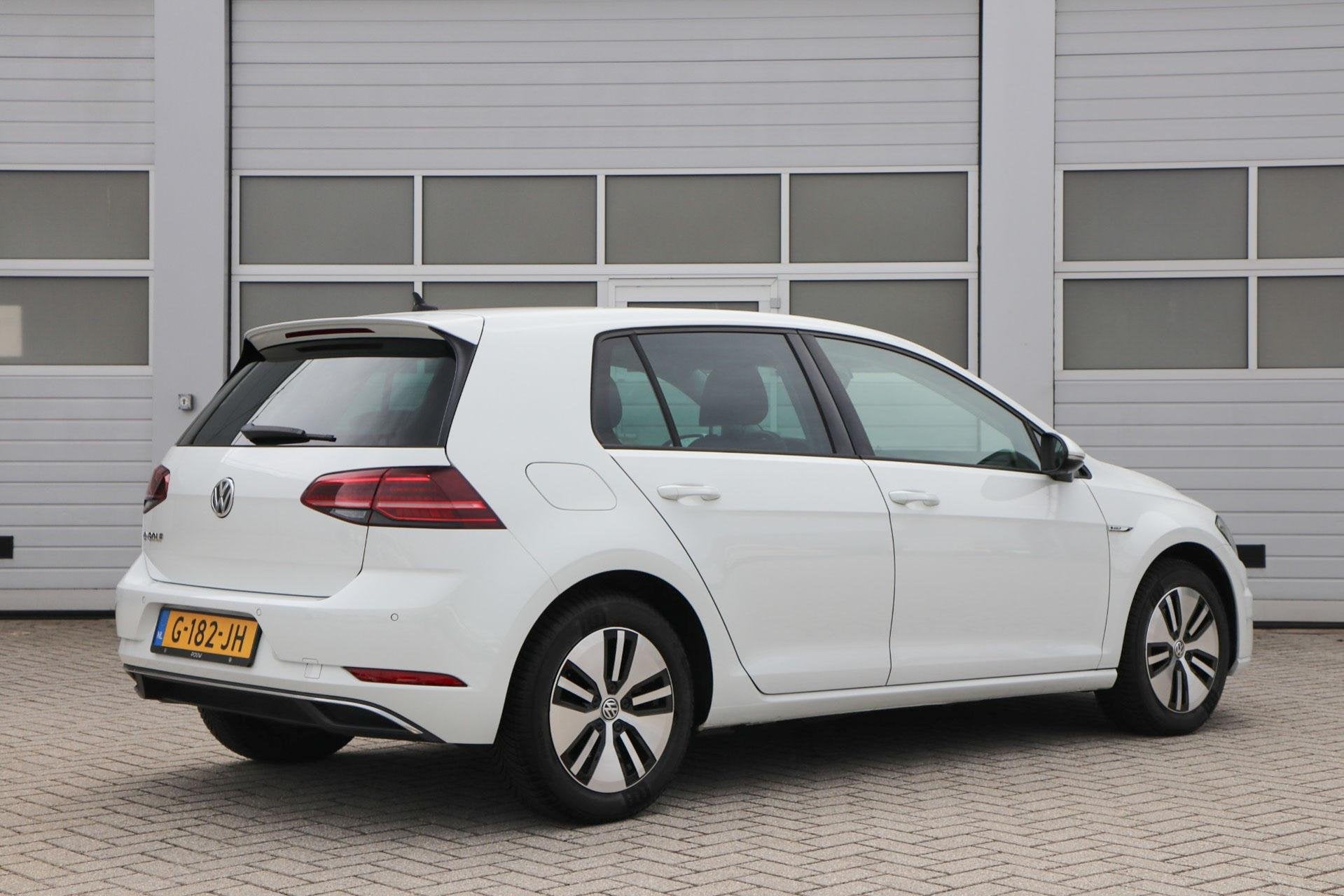 Volkswagen e-Golf 136pk | SoH 90% | Warmtepomp | Leer | Stoe, 12 maanden, 136 pk, Gebruikt, Zwart