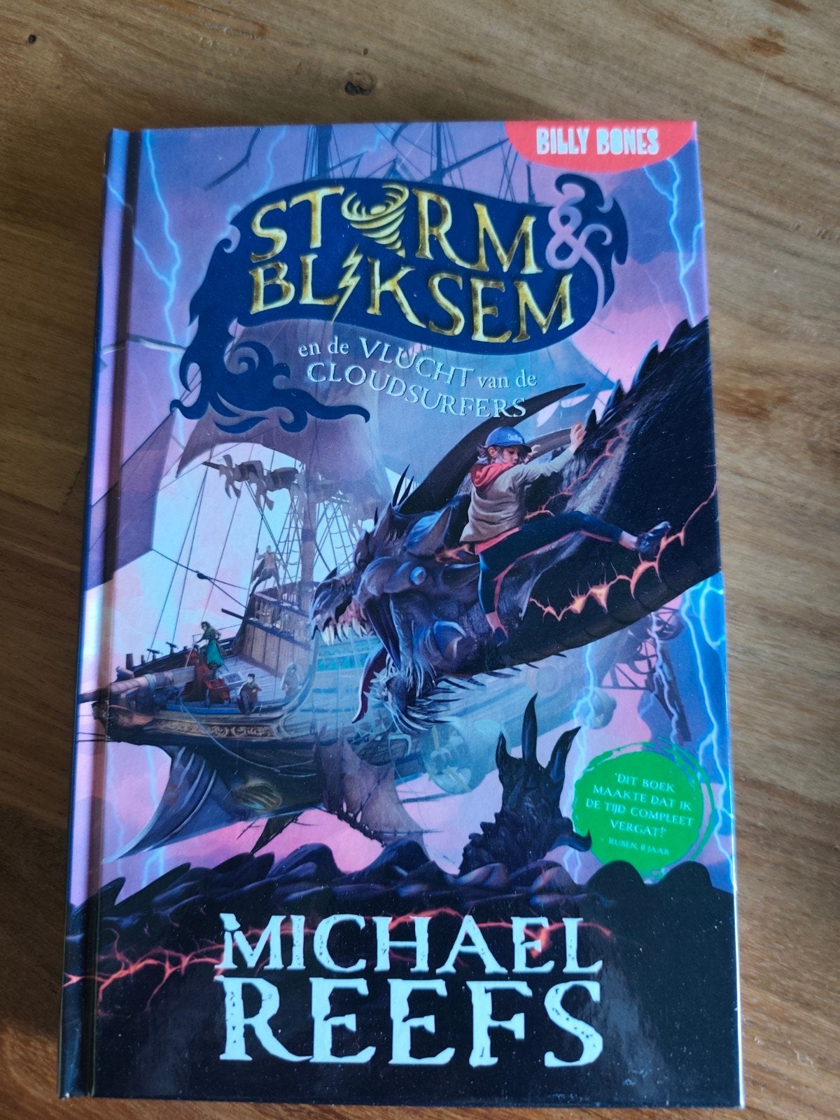 Storm & Bliksem en de Vlucht van de Cloudsurfers, Boeken, Ophalen of Verzenden, Zo goed als nieuw, Michael Reefs, Fictie
