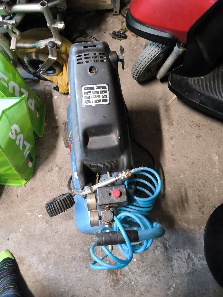 Luchtcompressor, Ophalen, Zo goed als nieuw, Minder dan 200 liter/min, Mobiel