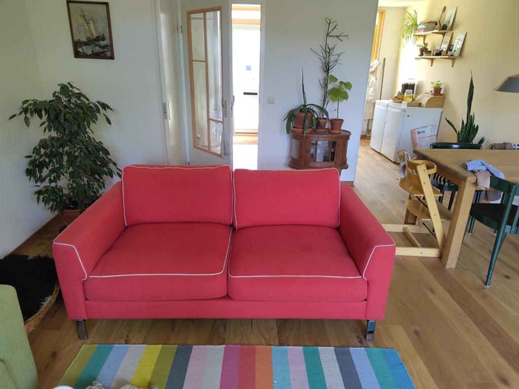 Comfortabele rode tweezitsbank met witte bies, Ophalen, Gebruikt, 150 tot 200 cm, Tweepersoons