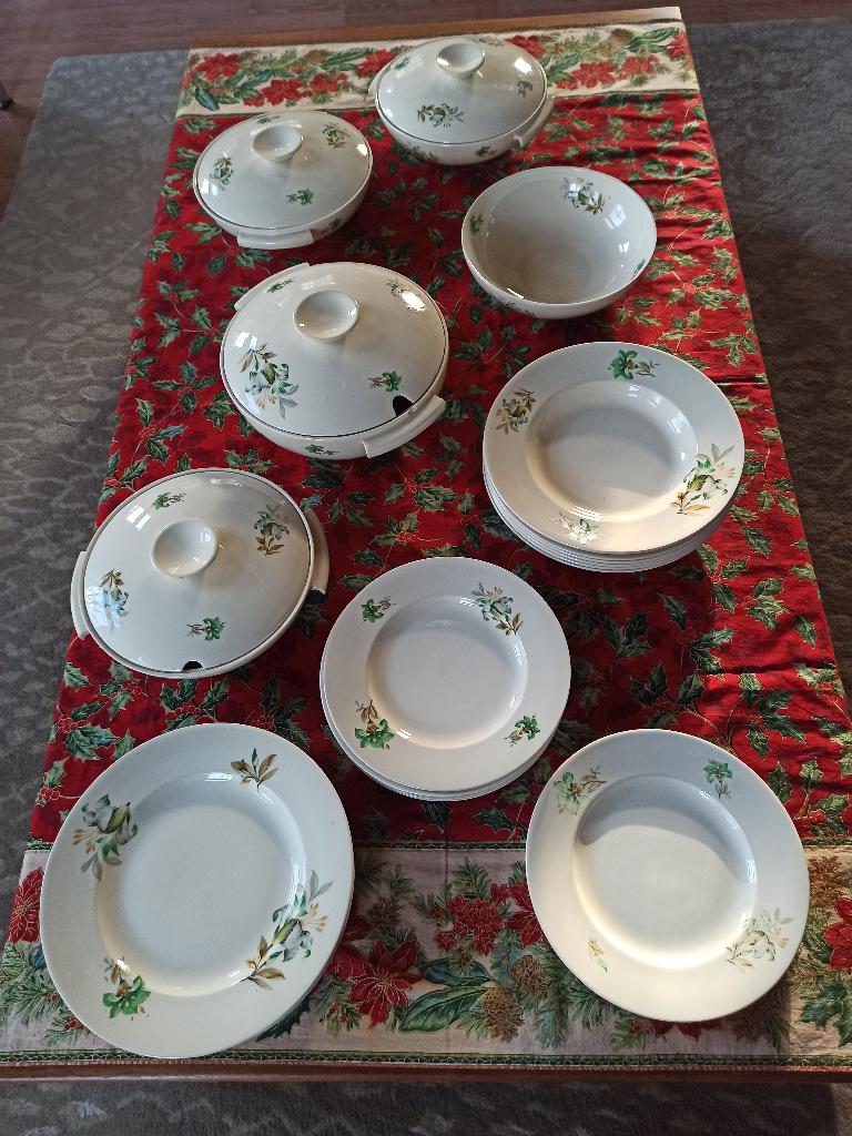 Servies Petrus Regout groene lelie 19e eeuw, Ophalen, Gebruikt, Keramiek, Overige stijlen