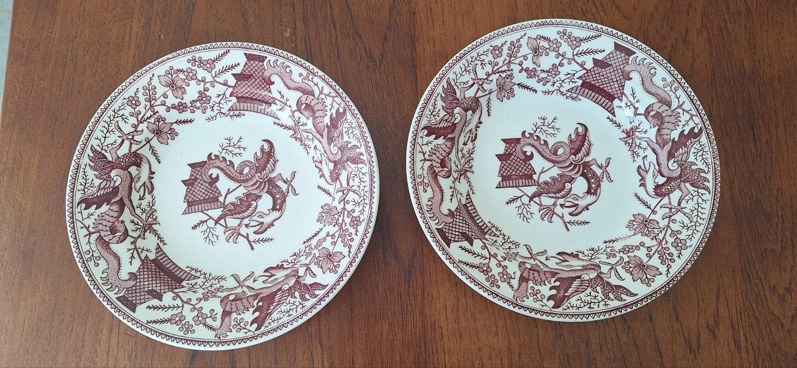 2 antieke borden Petrus Regout "Dragon" rood per.1883-1910, Antiek en Kunst, Ophalen of Verzenden