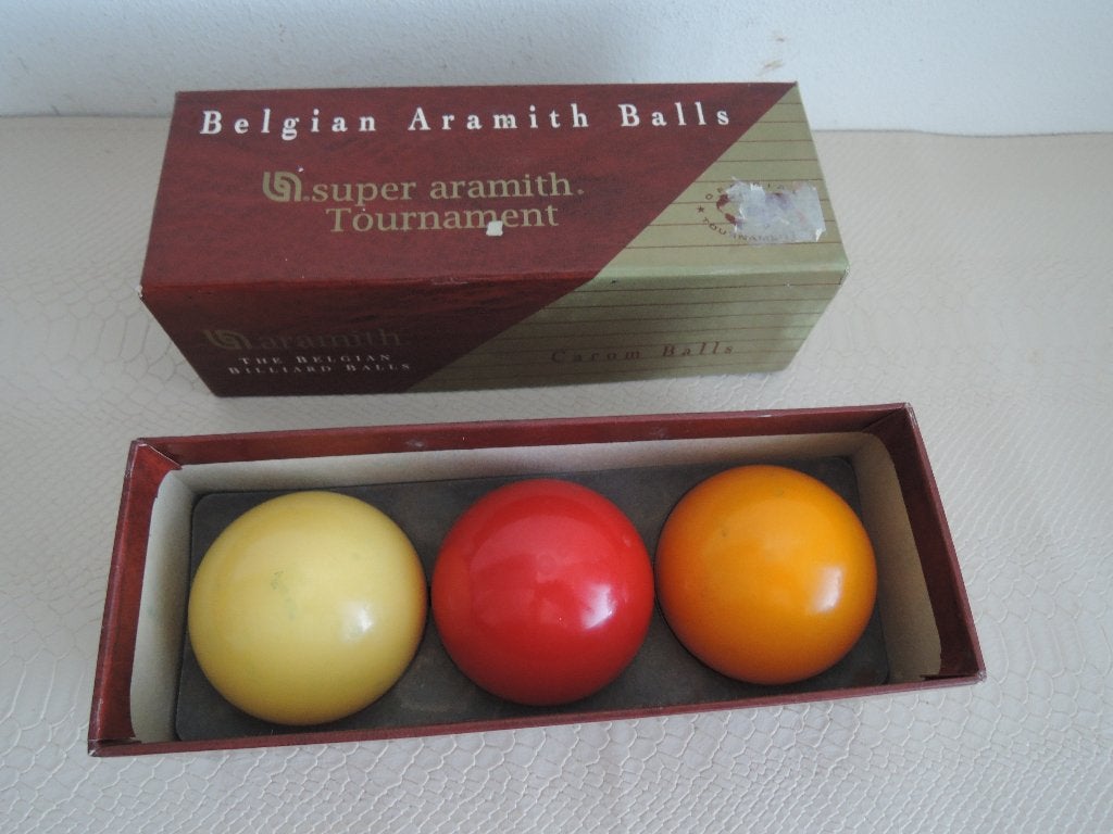 Drie biljartballen in doos, Sport en Fitness, Ophalen of Verzenden, Zo goed als nieuw, Keu of Ballen
