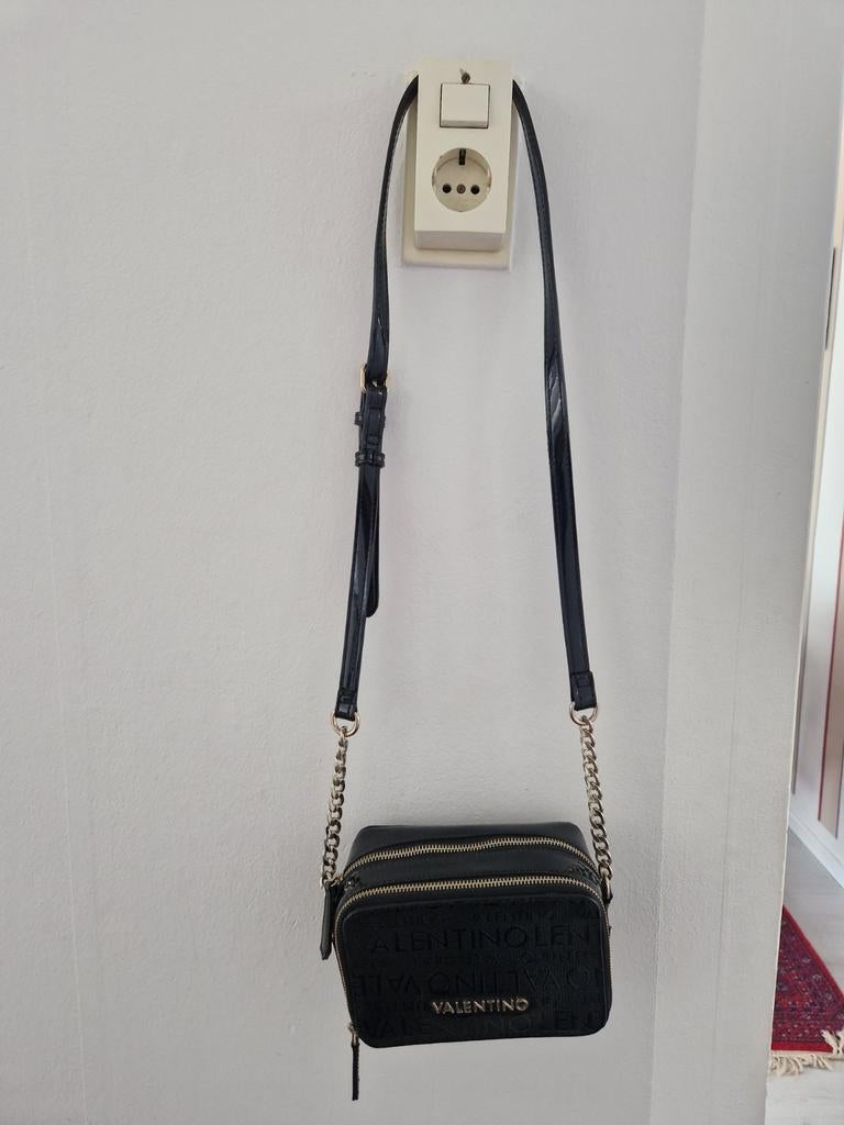 Valentino schoudertasje zwart met logo reliëf, Sieraden, Tassen en Uiterlijk, Tassen | Damestassen, Ophalen of Verzenden, Zo goed als nieuw