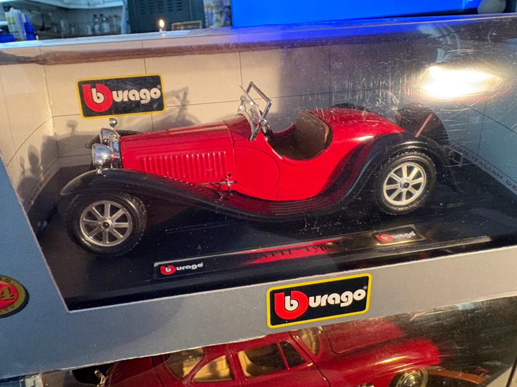 5 stuks !    3 in doos en 2 zonder !  Burago ! 1:24, Ophalen of Verzenden, Zo goed als nieuw, Bburago