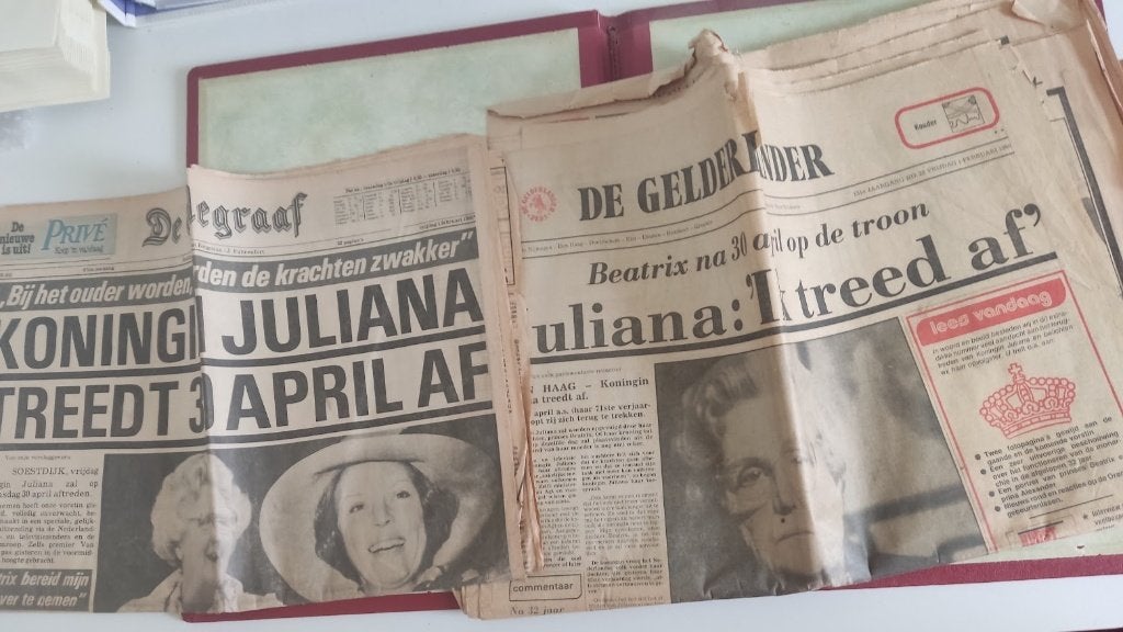 Koningin Juliana treed af in de krant 1 February, Ophalen of Verzenden, 1960 tot 1980, Nederland, Krant