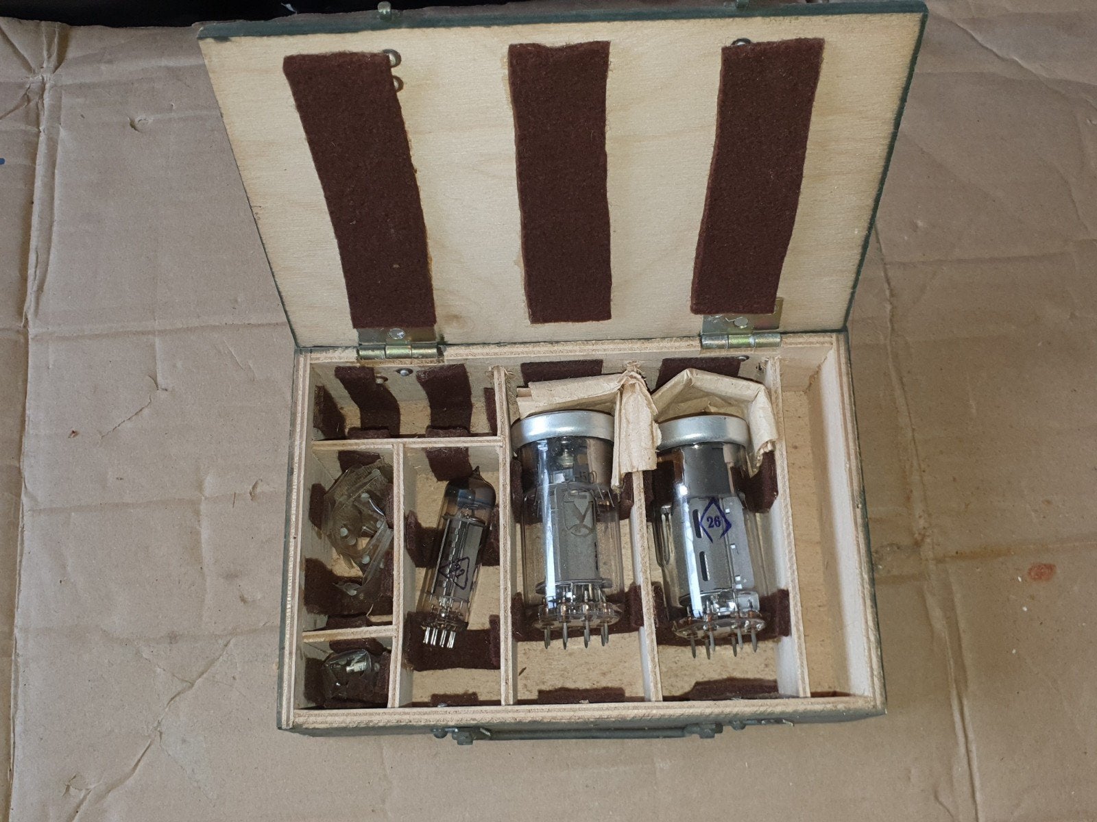 Reservedelenkistje Russische radio, Verzamelen, Ophalen of Verzenden