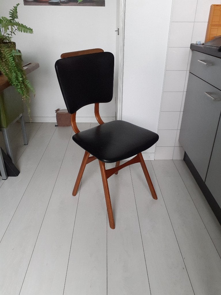4 (3) jaren 60 stoelen  zwarte skai bekleding, 1 gerepareerd, Huis en Inrichting, Stoelen, Ophalen, Gebruikt, Zwart, Vier