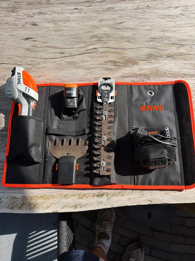 Stihl Accugrasschaar met accessoires en oplader, Ophalen of Verzenden, Gebruikt, Minder dan 10 cm, Accu