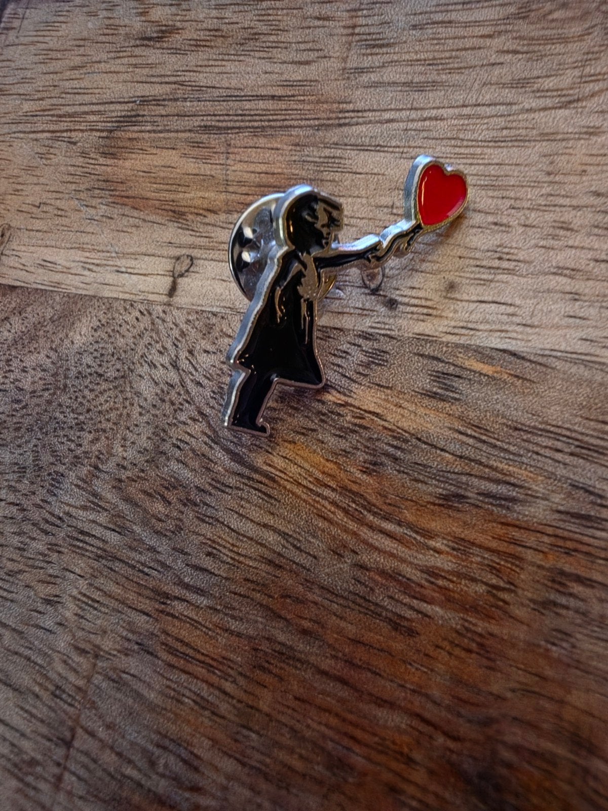 Banksy Meisje met Rode Hart Ballon Pin, Ophalen of Verzenden, Nieuw, Figuurtje, Speldje of Pin