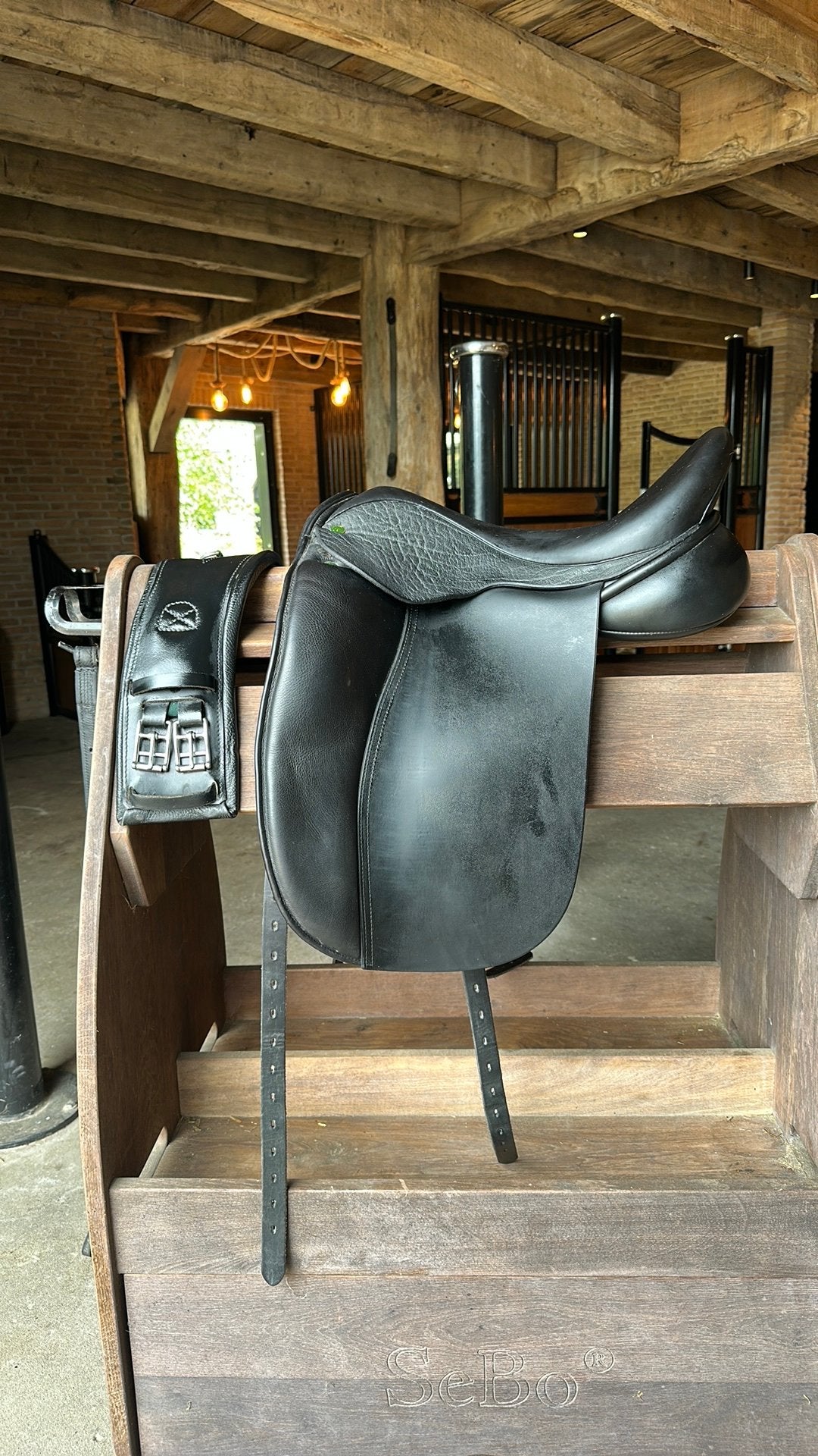 Tk: Hulsebos zadel inch 17.5, Dieren en Toebehoren, L (17.5 inch), Gebruikt, Dressuur, Inclusief stijgbeugels