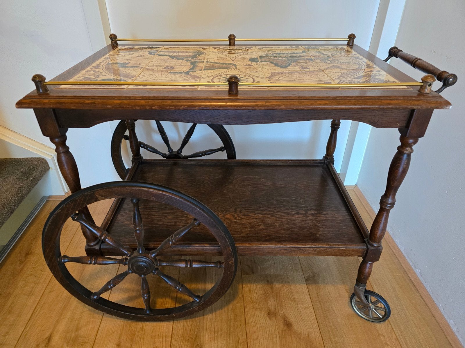Antieke houten theewagen met wereldkaart tegelblad, Ophalen