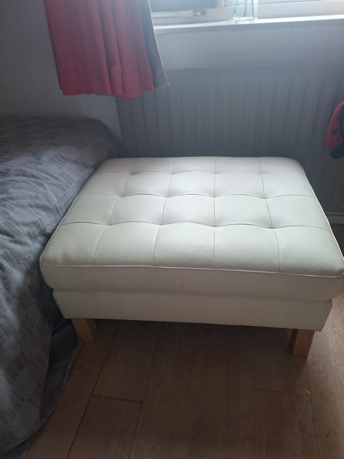 Crèmekleurige poef/voetenbank met knopen, Ophalen, Gebruikt, Vierkant, Hout