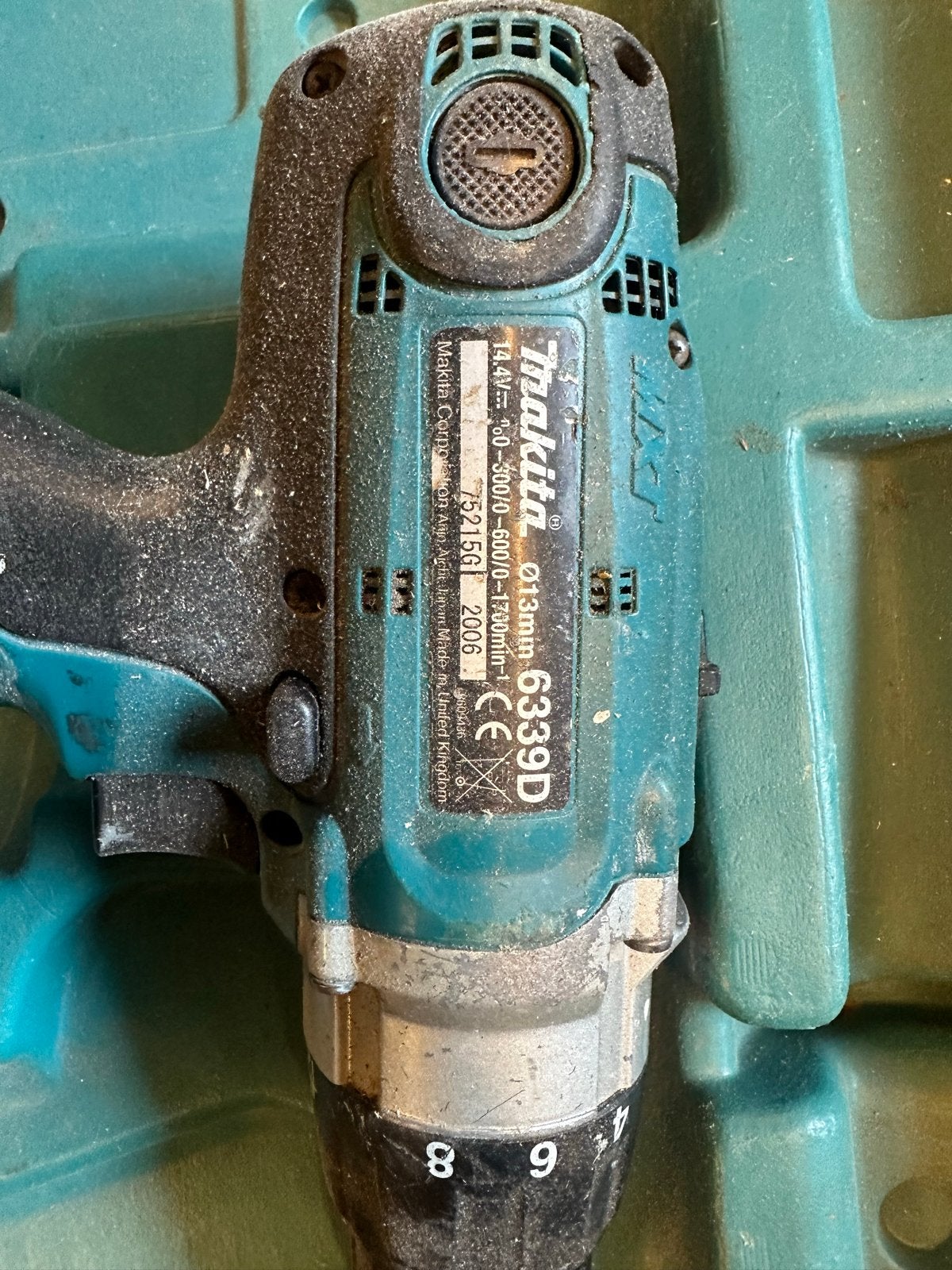 Makita 6339D Boor-/Schroefmachine met oplader, Gebruikt, Variabele snelheid, Ophalen of Verzenden, Boor- en Schroefmachine