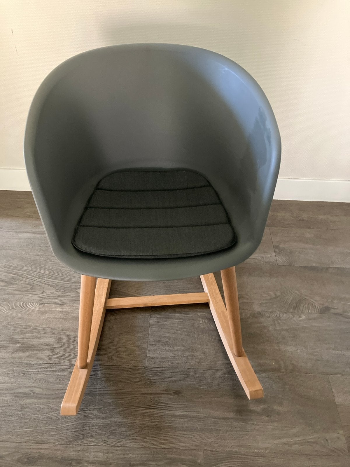 Moderne Kuipstoel Schommelstoel - Grijs met Houten Onderstel, Huis en Inrichting, Ophalen of Verzenden, Zo goed als nieuw, Hout