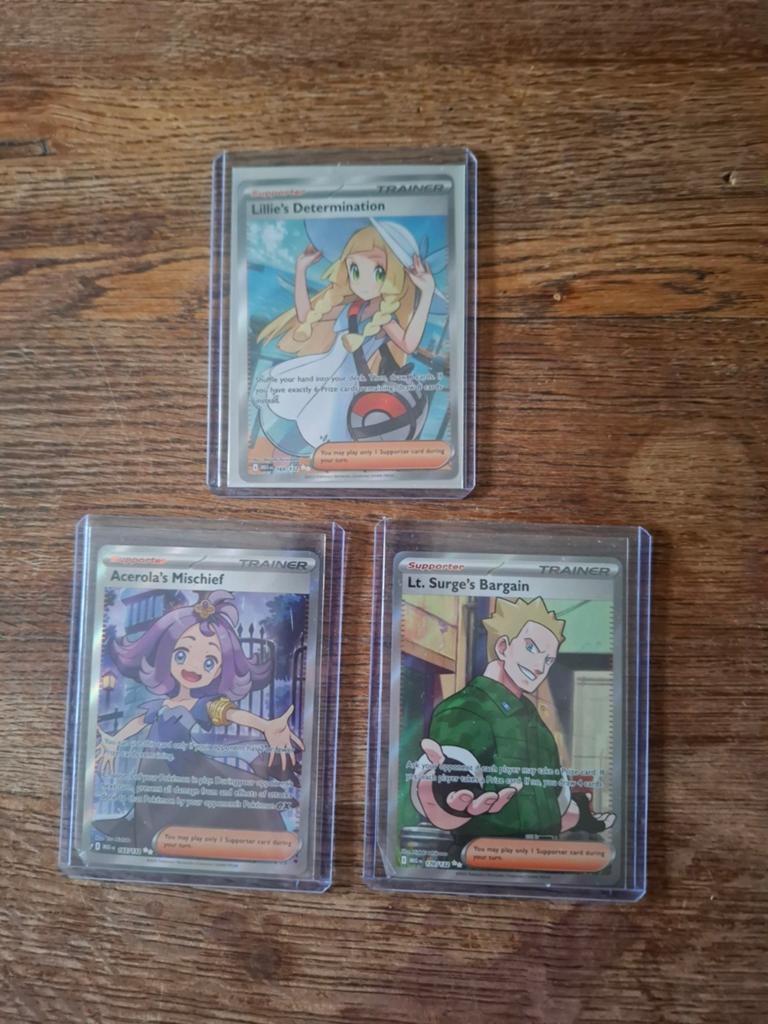 Pokémon Trainer Full Art Kaarten: Lillie, Acerola, Lt. Surge, Hobby en Vrije tijd, Verzamelkaartspellen | Pokémon, Ophalen of Verzenden