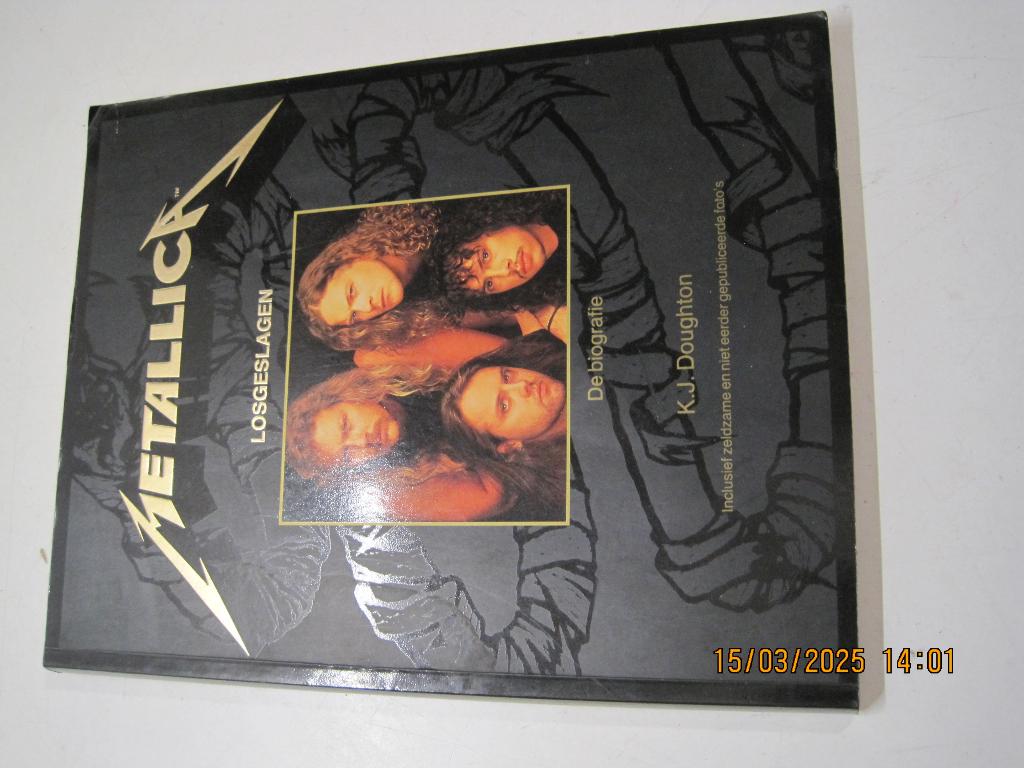 metallica boek (334), Ophalen of Verzenden, Gelezen, Artiest