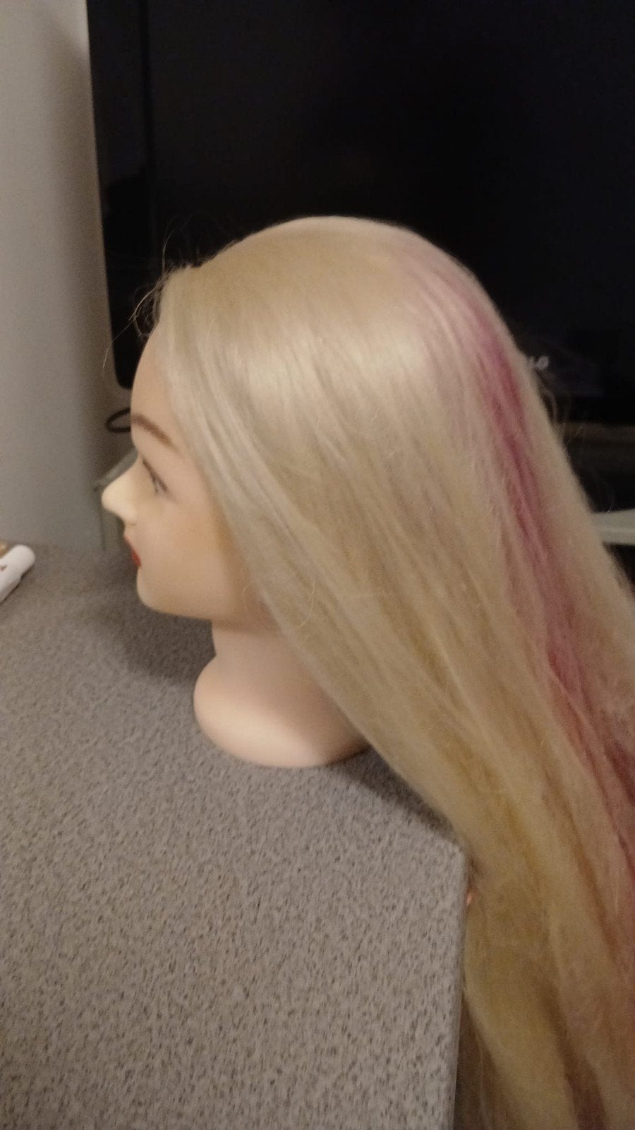 Blonde pruik met roze highlights op oefenhoofd, Ophalen, Gebruikt, Pruik of Haarverlenging