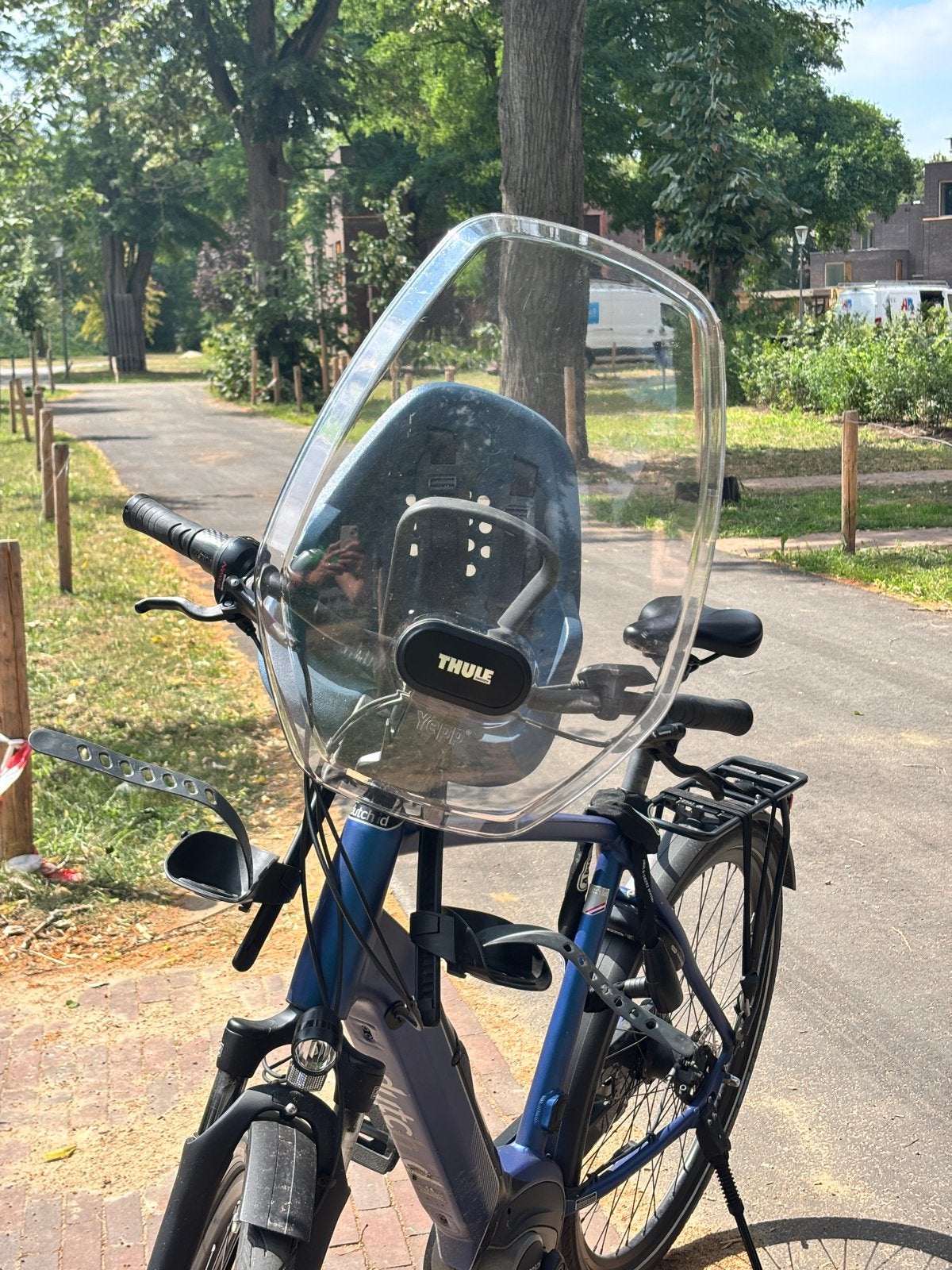 Thule Yepp kinderfietsstoel blauw met windscherm, Fietsen en Brommers, Fietsaccessoires | Fietsstoeltjes, Ophalen, Gebruikt, Voorzitje