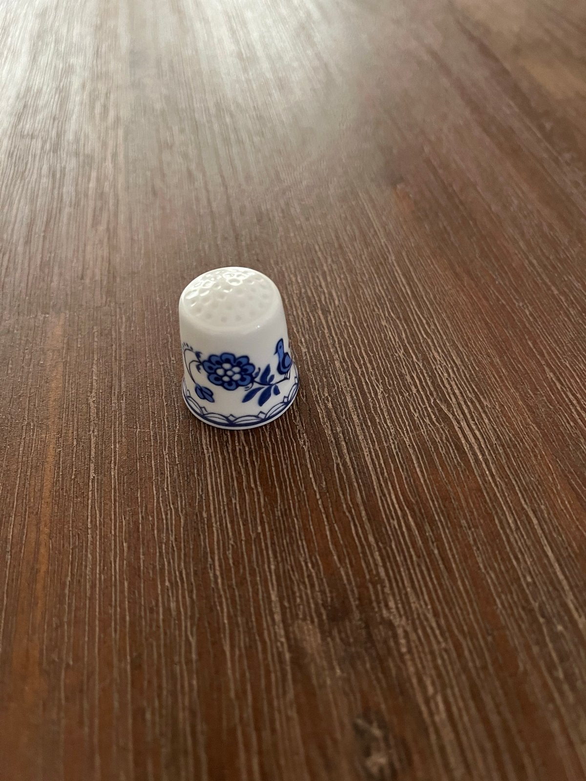 Porseleinen vingerhoedje met blauw bloemenpatroon, Ophalen, Zo goed als nieuw
