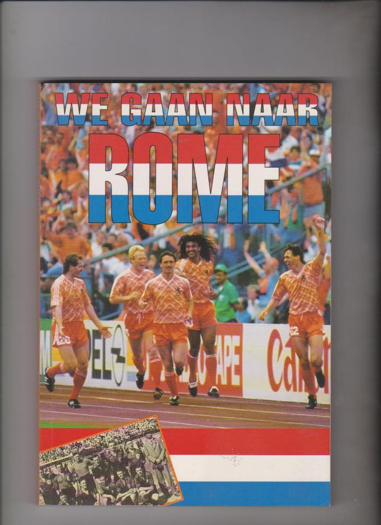 Voetbal : We gaan naar Rome , 1990, Verzamelen, Sportartikelen en Voetbal, Verzenden, Nieuw, Buitenlandse clubs, Boek of Tijdschrift