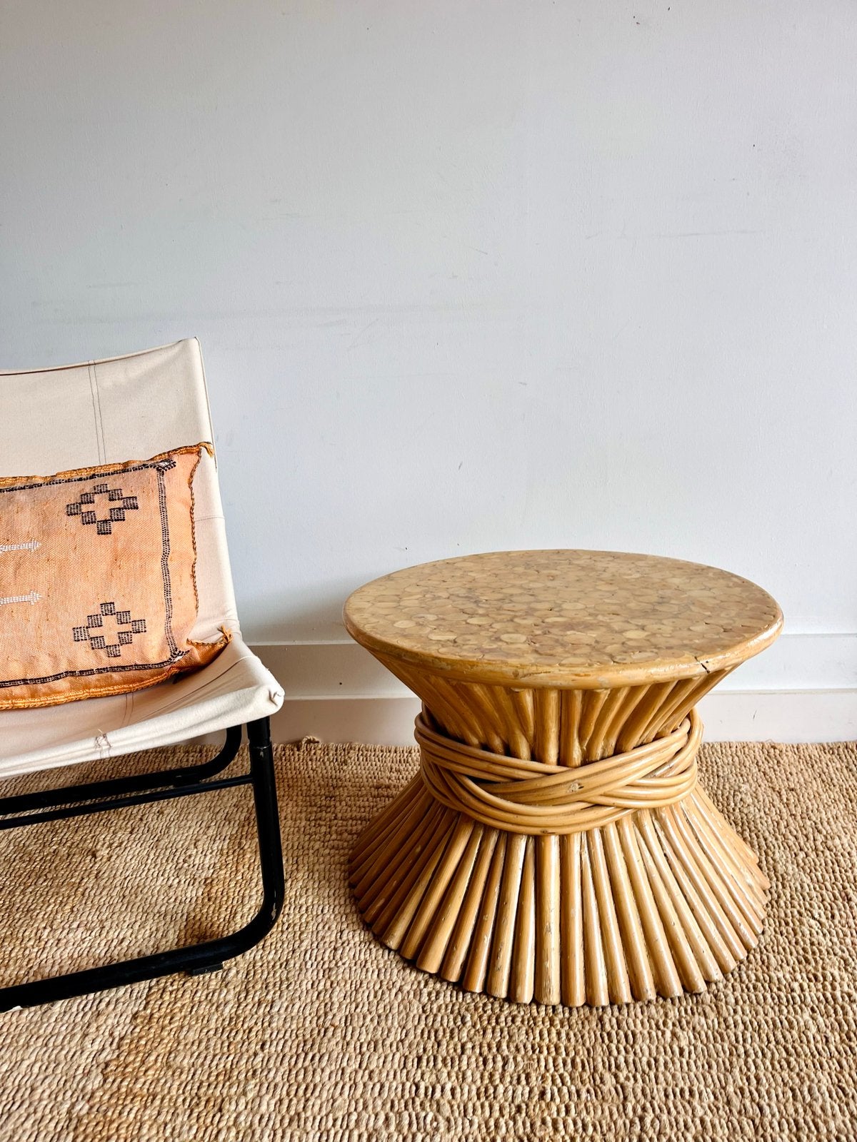 McGuire 'Sheaf of Wheat' rotan bijzettafel vintage, Ophalen, Minder dan 55 cm, Gebruikt, Rond
