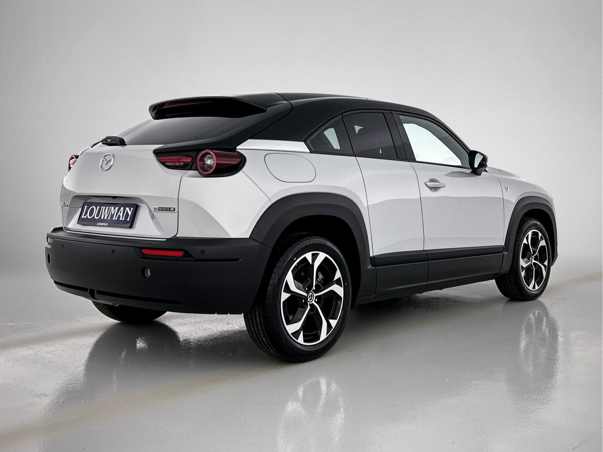 Mazda MX-30 e-SkyActiv R-EV 170 Exclusive-line Getoonde prij, Auto's, Mazda, 12 maanden, Zwart, 4 cilinders, Leder en Stof