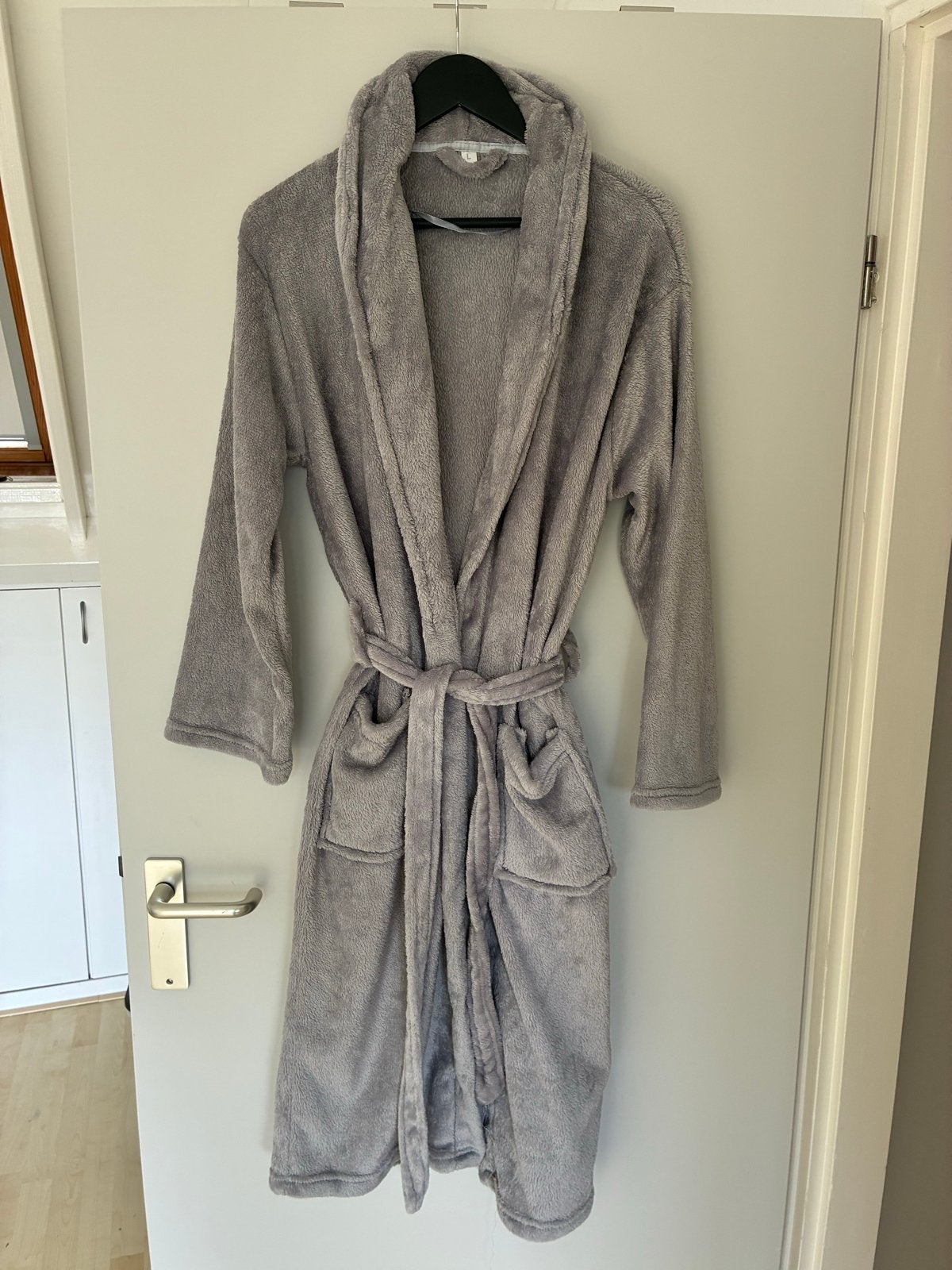 Comfortabele grijze badjas - Maat L, nieuw, Kleding | Dames, Overige Dameskleding, Ophalen of Verzenden, Nieuw