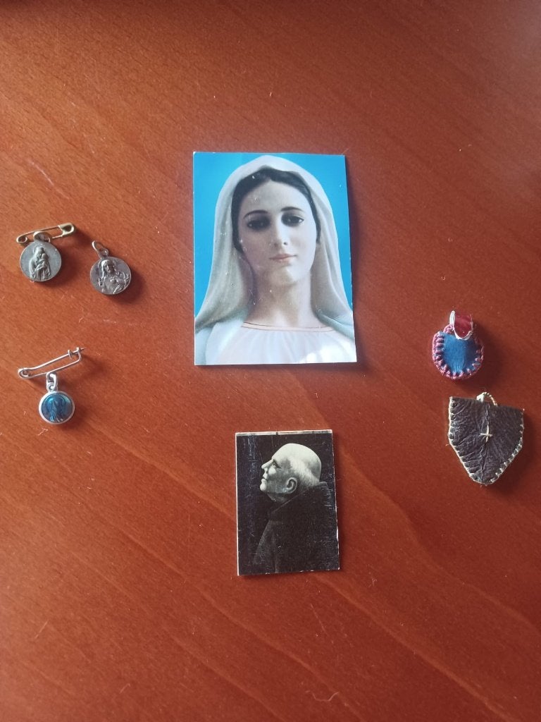 Mooi gezegend religieus lot - Relikwie Paterke van Hasselt, Antiek en Kunst, Antiek | Religie, Verzenden