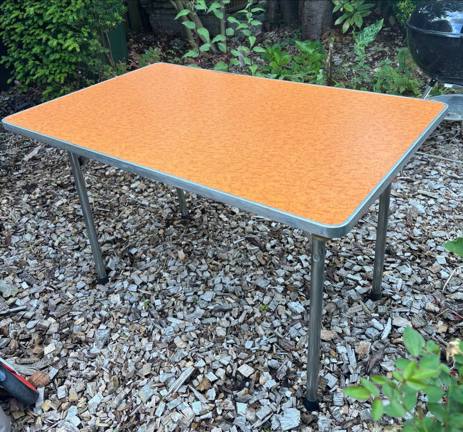 Vintage tafel - Oranje met metalen poten, Huis en Inrichting, Tafels | Eettafels, Ophalen, Gebruikt, 100 tot 150 cm, 50 tot 100 cm
