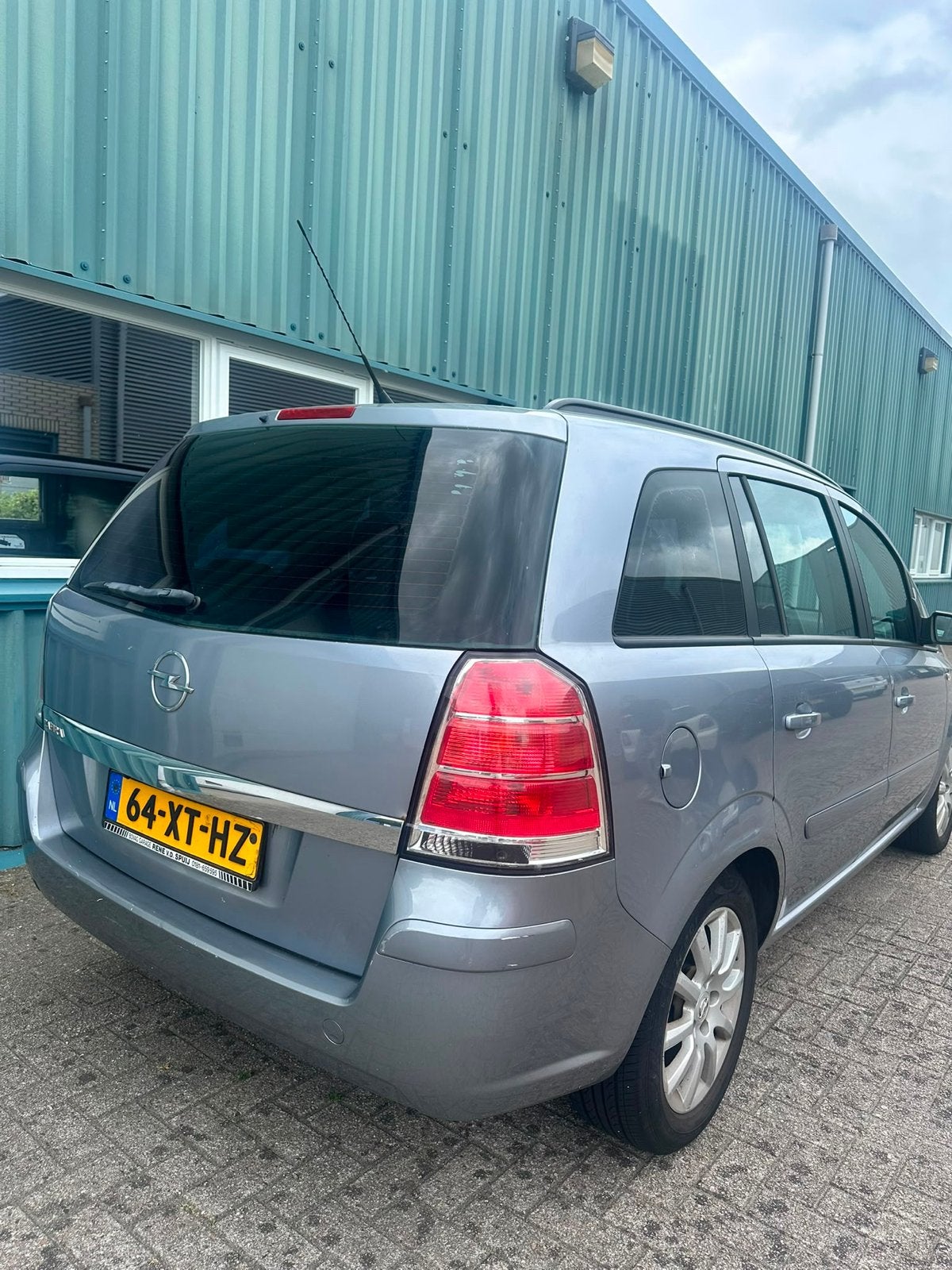 Opel Zafira 1.6 16V Euro4 2007 Grijs, Auto's, Voorwielaandrijving, 4 cilinders, 7 stoelen, 75 €/maand