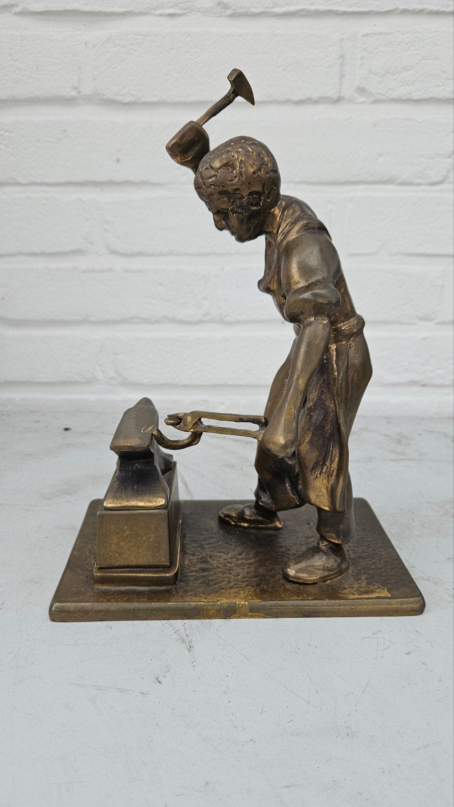 Bronzen beeld van een smid aan het werk, Ophalen of Verzenden, 20 - 50 cm, Beeld, Bruin