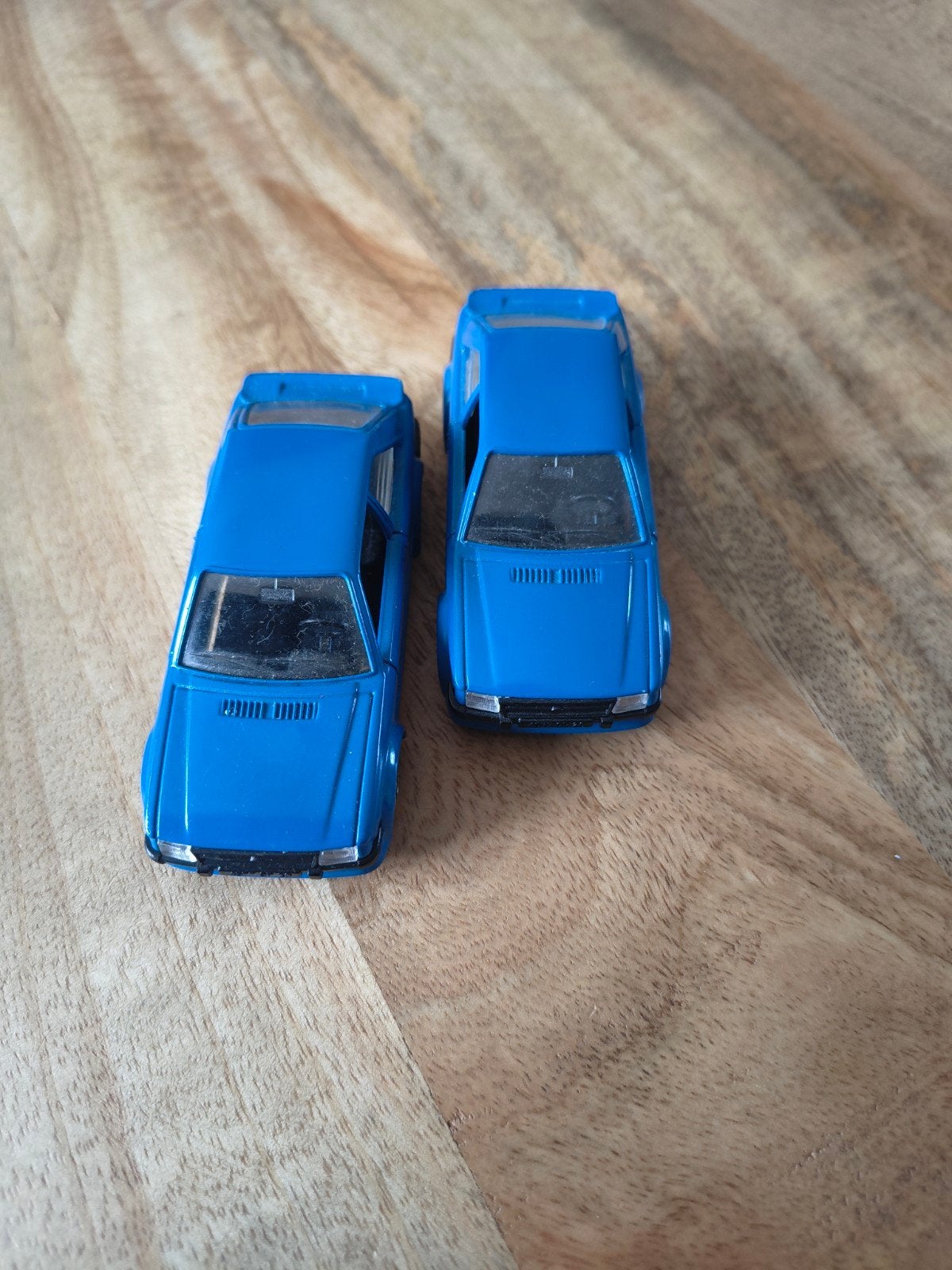 blauwe FORD ESCORT RS TURBO van SOLIDO 2 stuks 1/43 03-86, Ophalen, Zo goed als nieuw, Auto, Solido