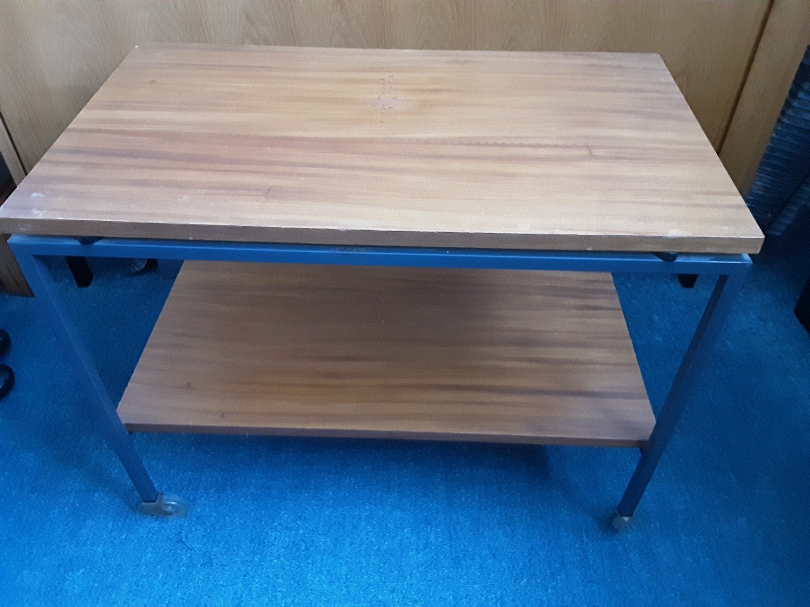 Bijzettafel met twee bladen en wieltjes, 50 – 75, Minder dan 50 cm, Gebruikt, 50 tot 100 cm
