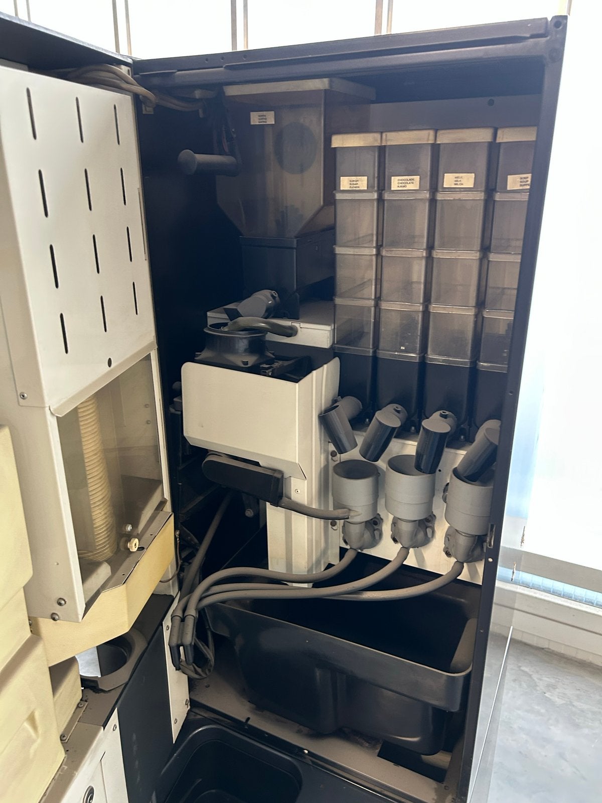 Foto 6 van Grote Etna koffiemachine met sleutels en geldbakje